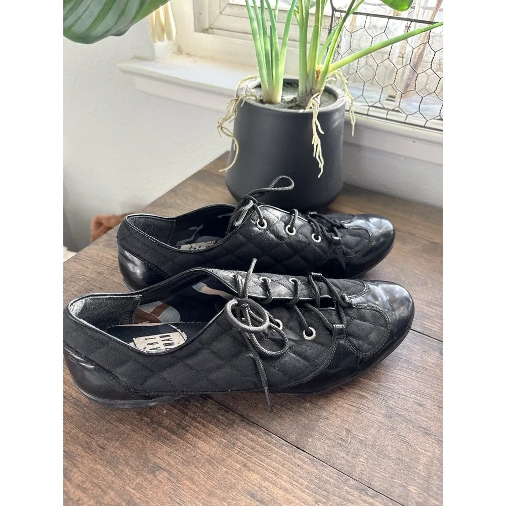 - STUART WEITZMAN - Black Sneakers Walking Shoes Quilted Patten Spain Size 6.5M